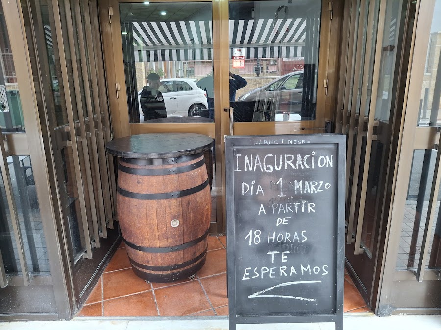 Bar Cafeteria Blanc I Negre 2025